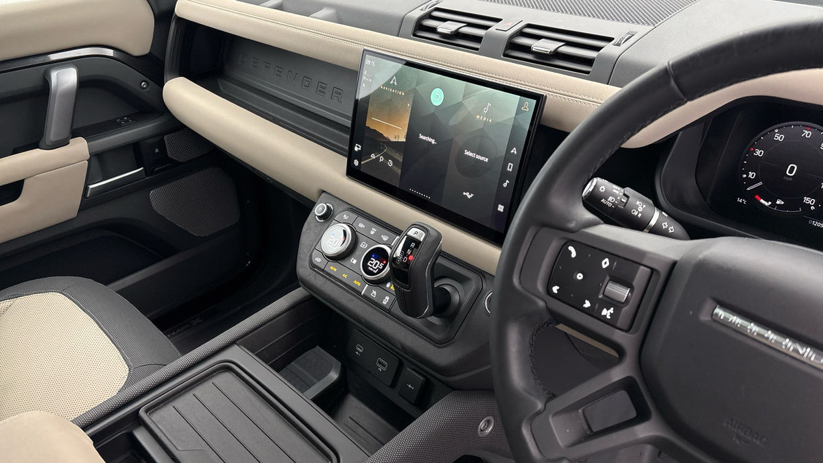Land Rover Defender 130 Urban Image 18