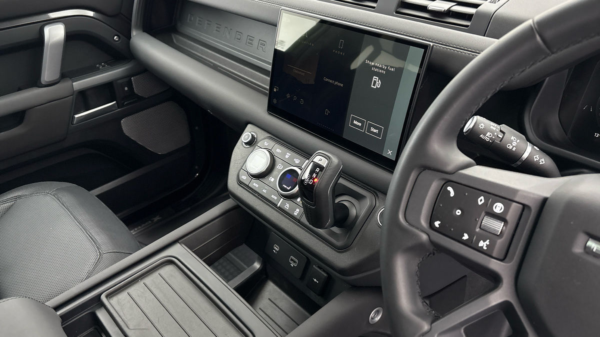Land Rover Defender 130 Urban Image 18