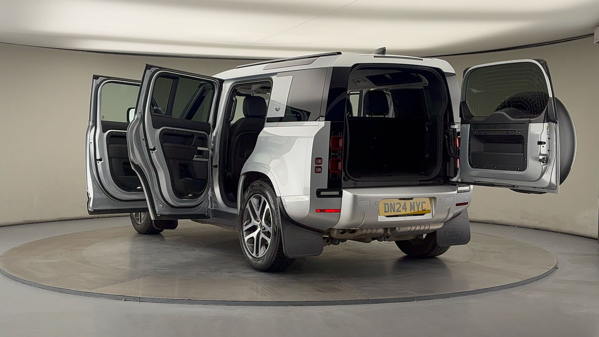 Land Rover Defender 110 Image 23