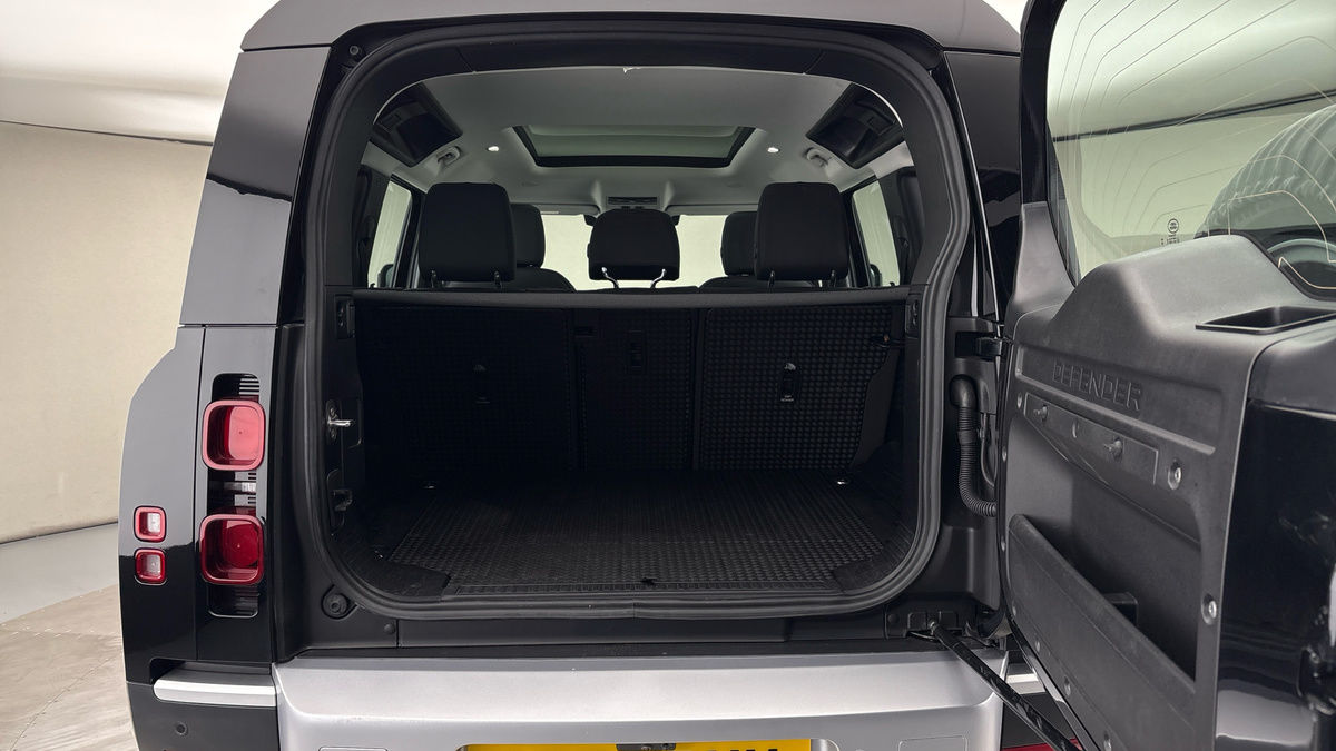 Land Rover Defender 110 Image 11