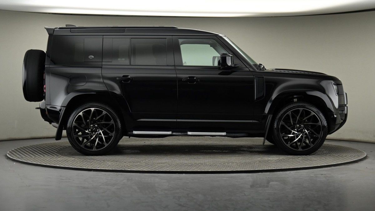 Land Rover Defender 110 Image 8