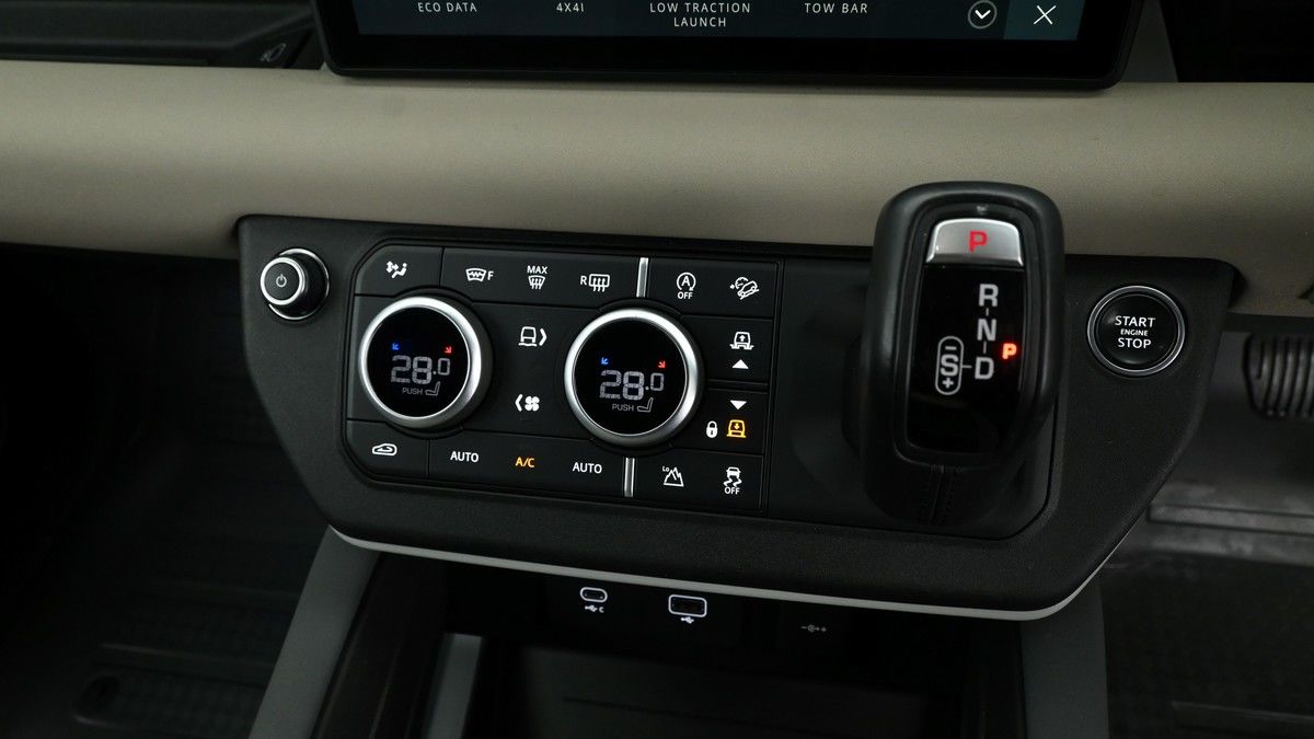 Land Rover Defender 110 Image 14