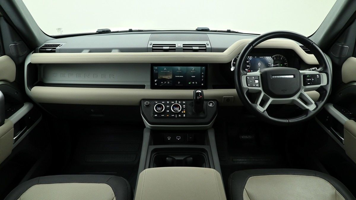 Land Rover Defender 110 Image 17