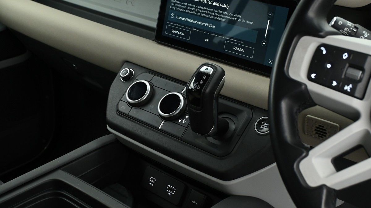 Land Rover Defender 110 Image 15