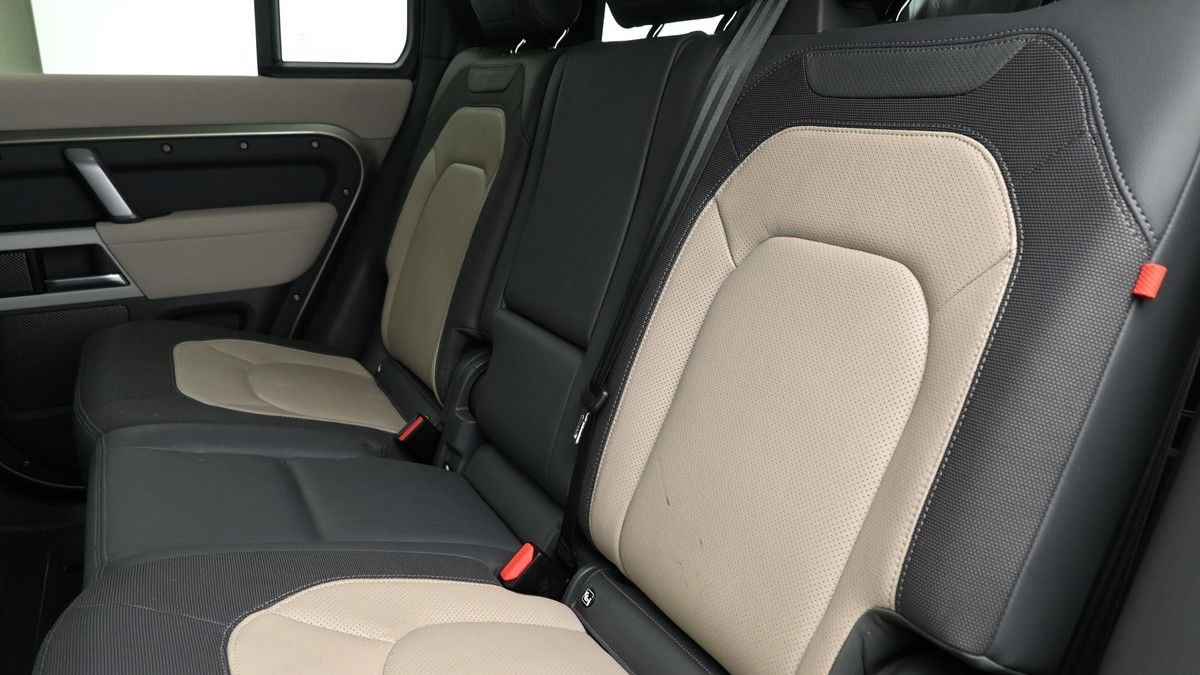 Land Rover Defender 110 Image 4