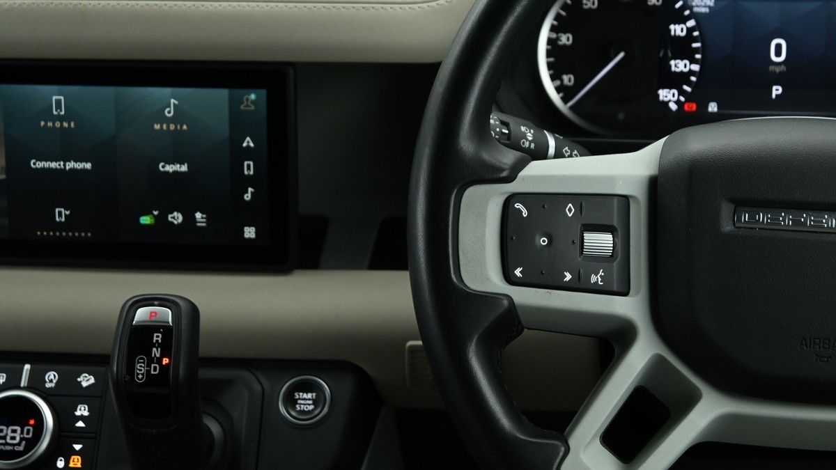Land Rover Defender 110 Image 18