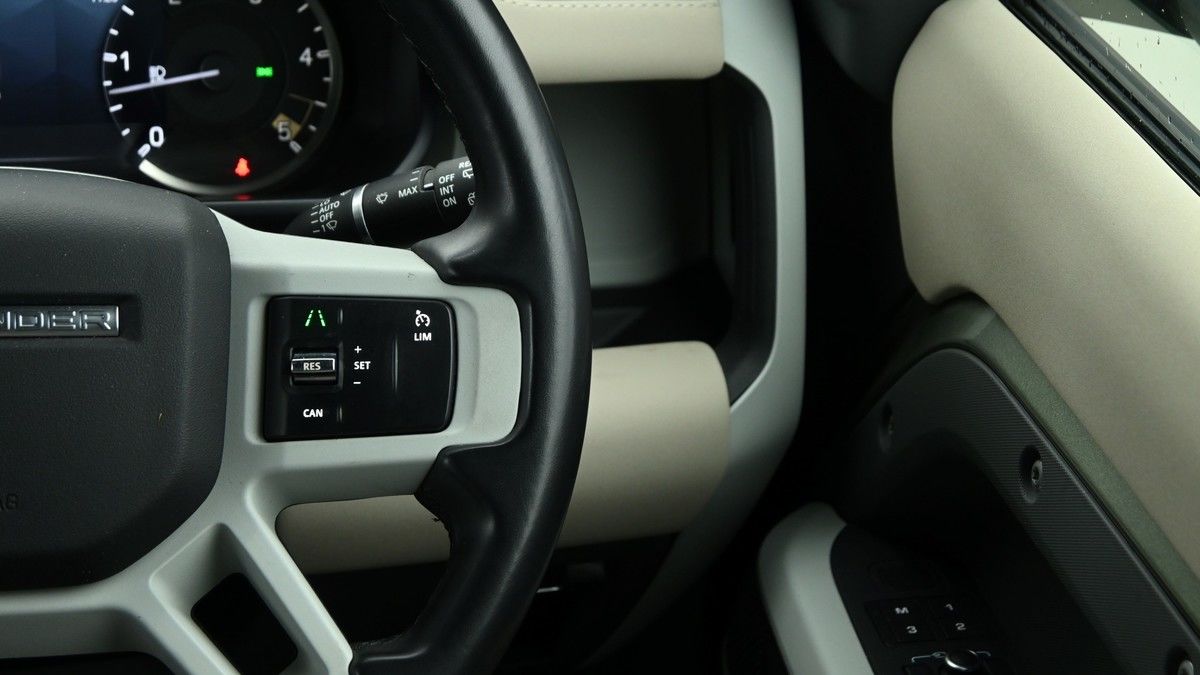 Land Rover Defender 110 Image 19