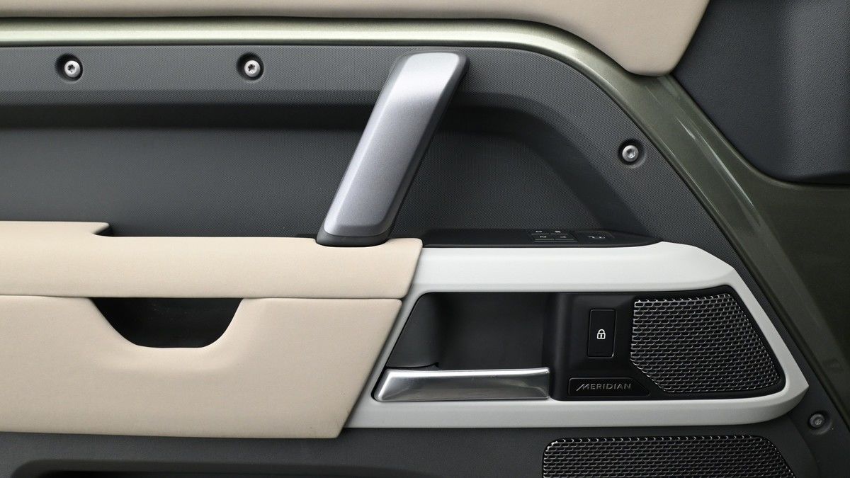 Land Rover Defender 110 Image 16