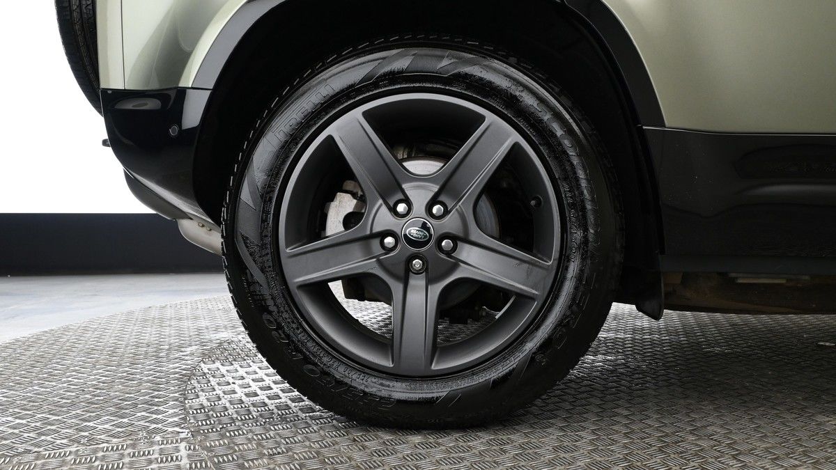 Land Rover Defender 110 Image 12