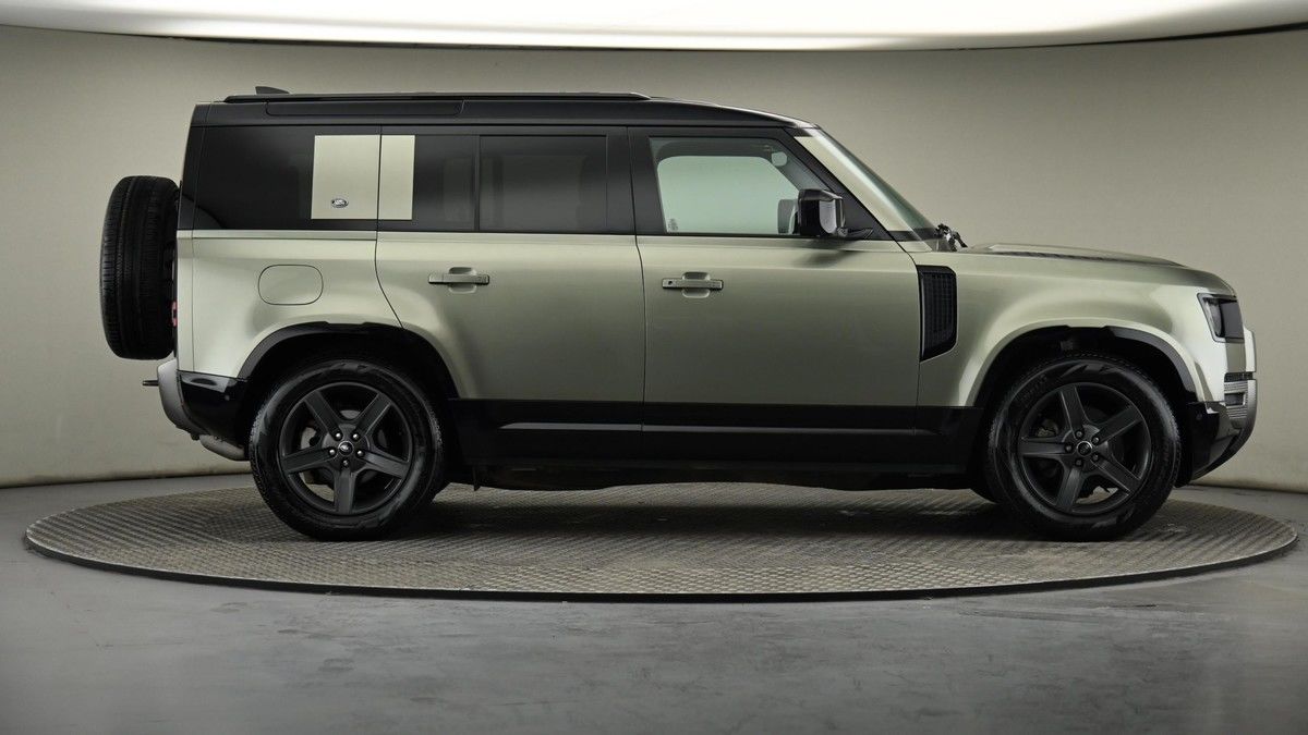 Land Rover Defender 110 Image 5