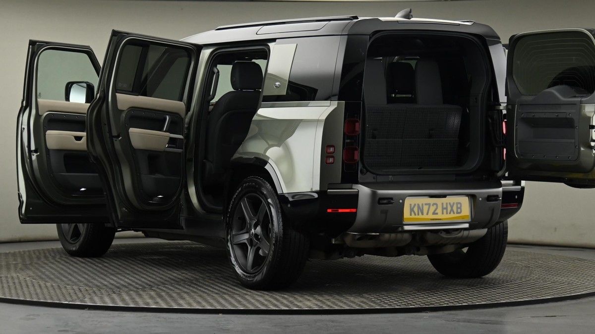 Land Rover Defender 110 Image 10