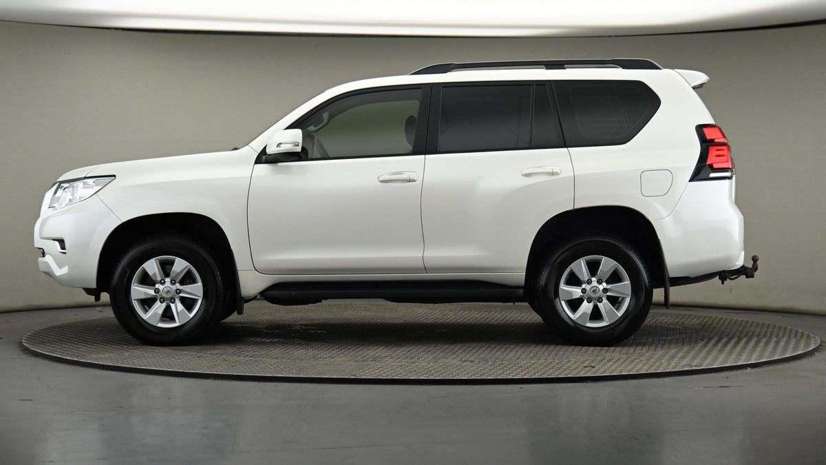 Toyota Land Cruiser Image 9