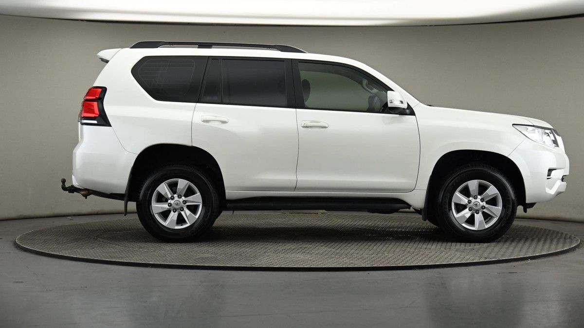 Toyota Land Cruiser Image 8