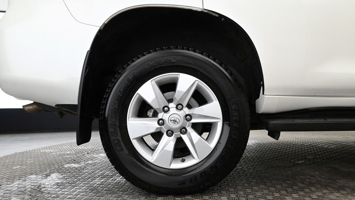 Toyota Land Cruiser Image 12