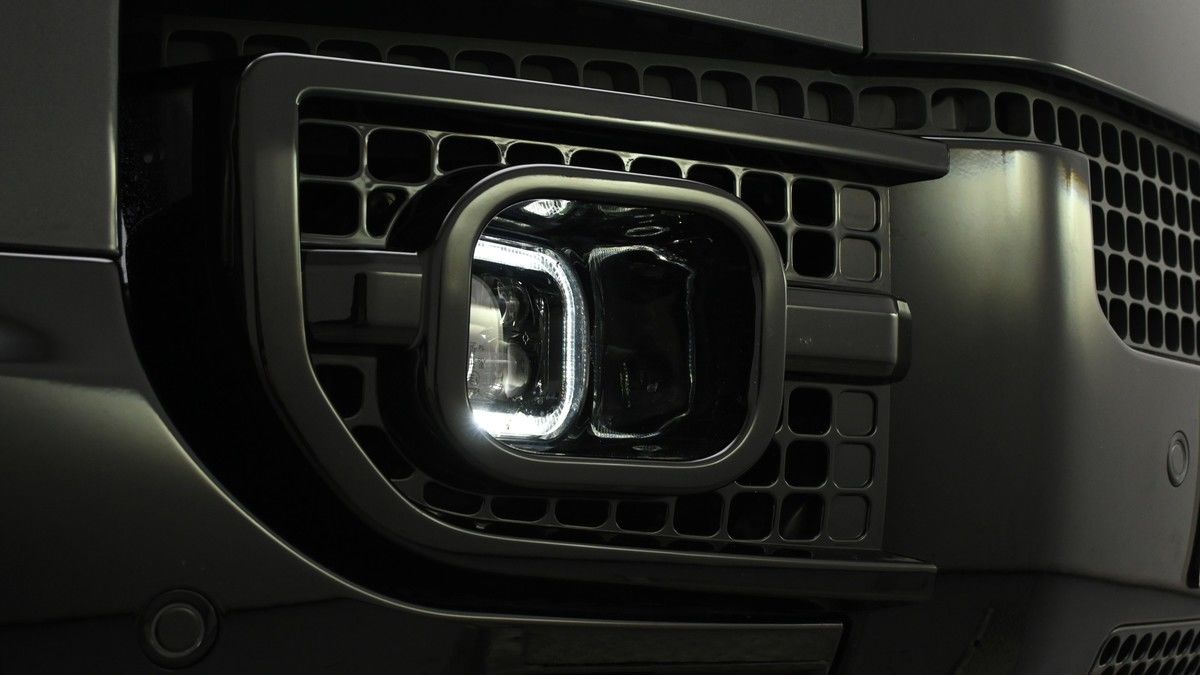 Land Rover Defender 110 Image 16