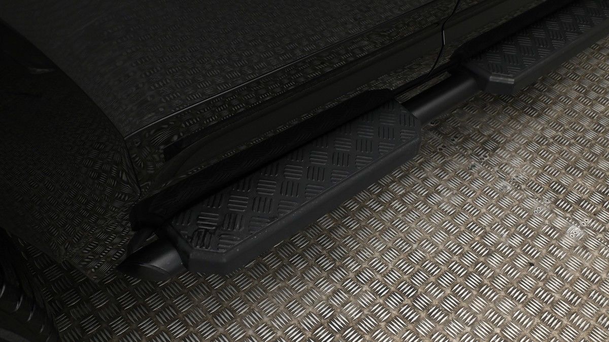 Land Rover Defender 110 Image 23