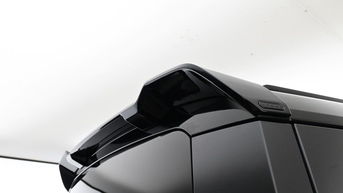 Land Rover Defender 110 Image 17