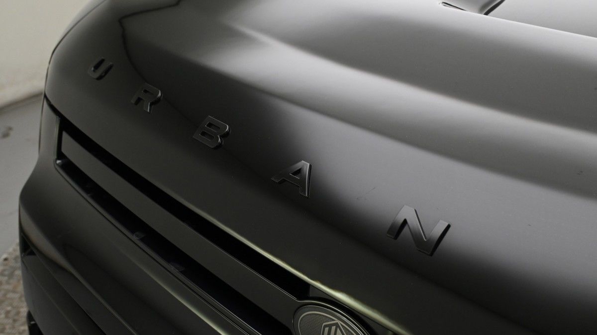 Land Rover Defender 110 Image 19