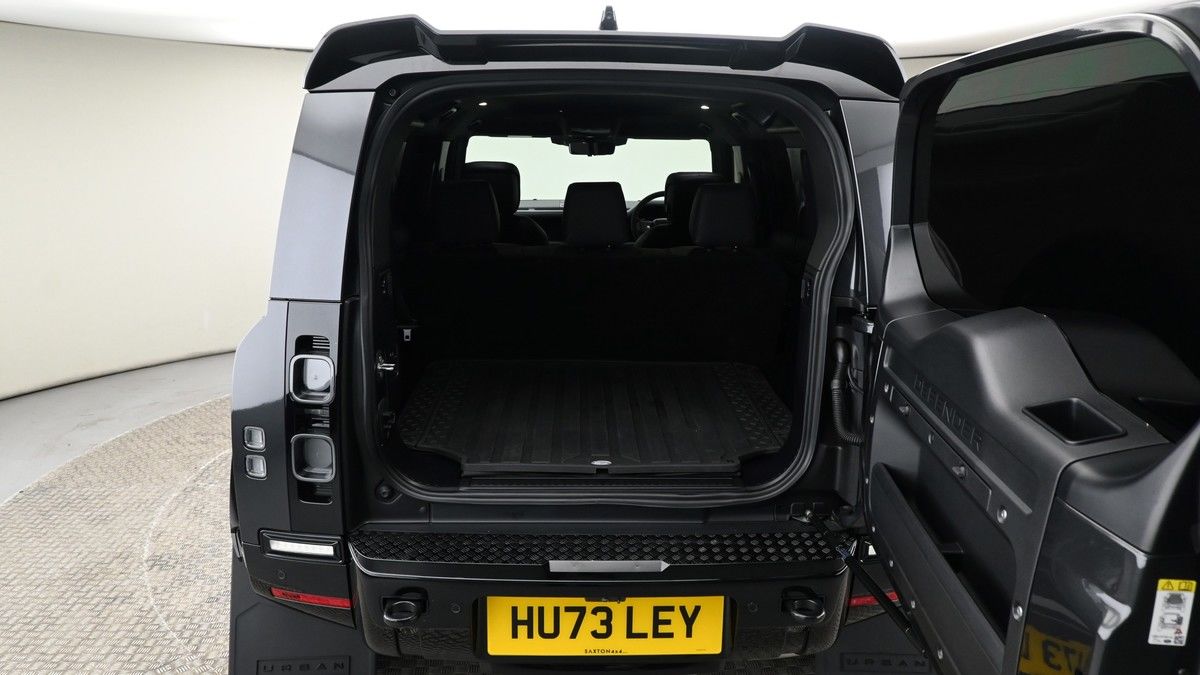 Land Rover Defender 110 Image 11