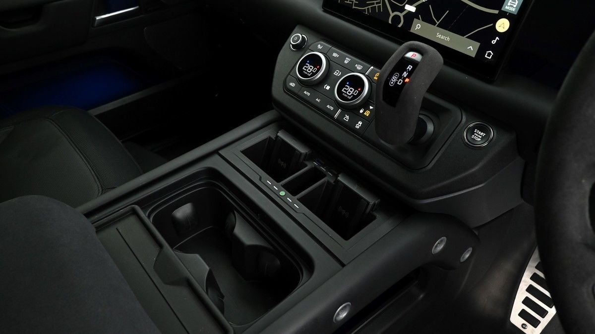 Land Rover Defender 110 Image 15