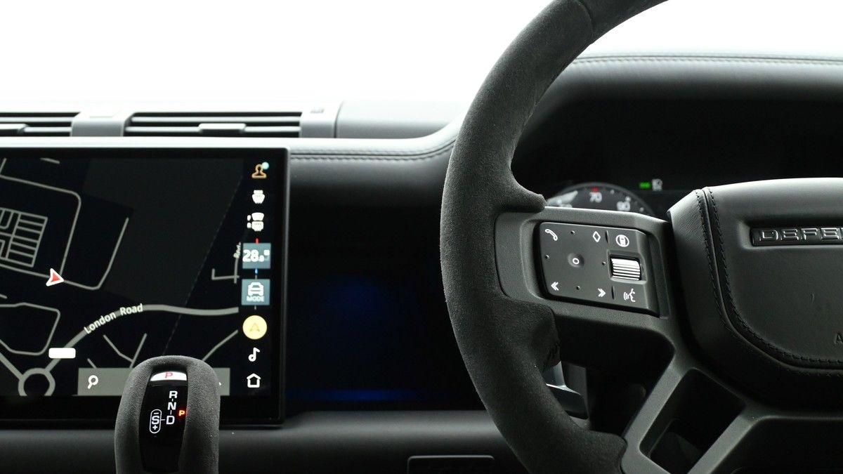 Land Rover Defender 110 Image 25