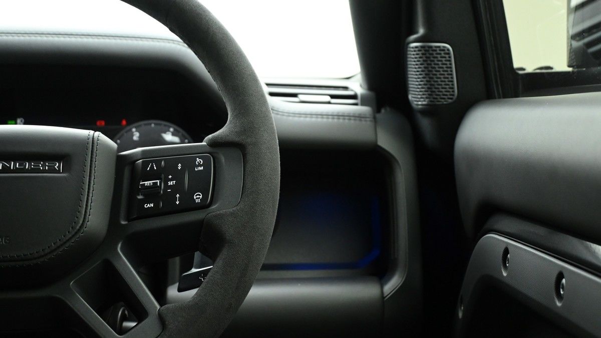 Land Rover Defender 110 Image 26