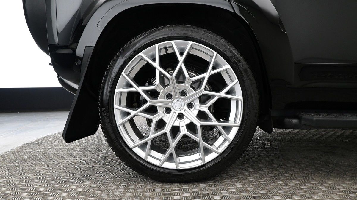 Land Rover Defender 110 Image 12