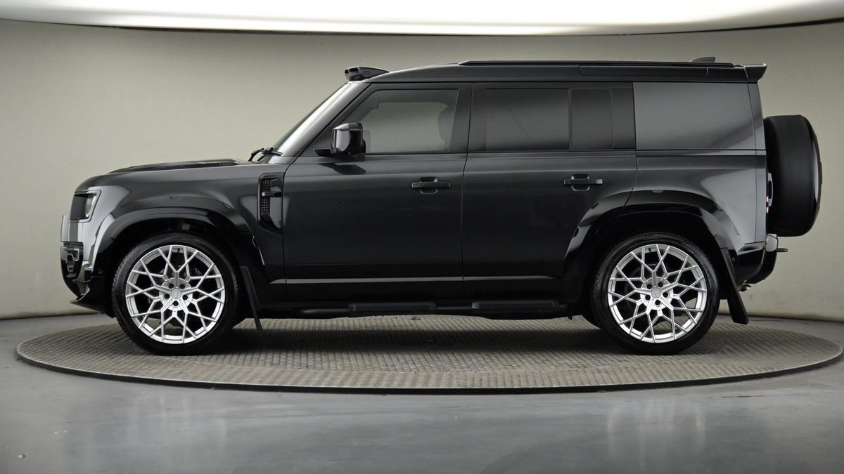 Land Rover Defender 110 Image 8