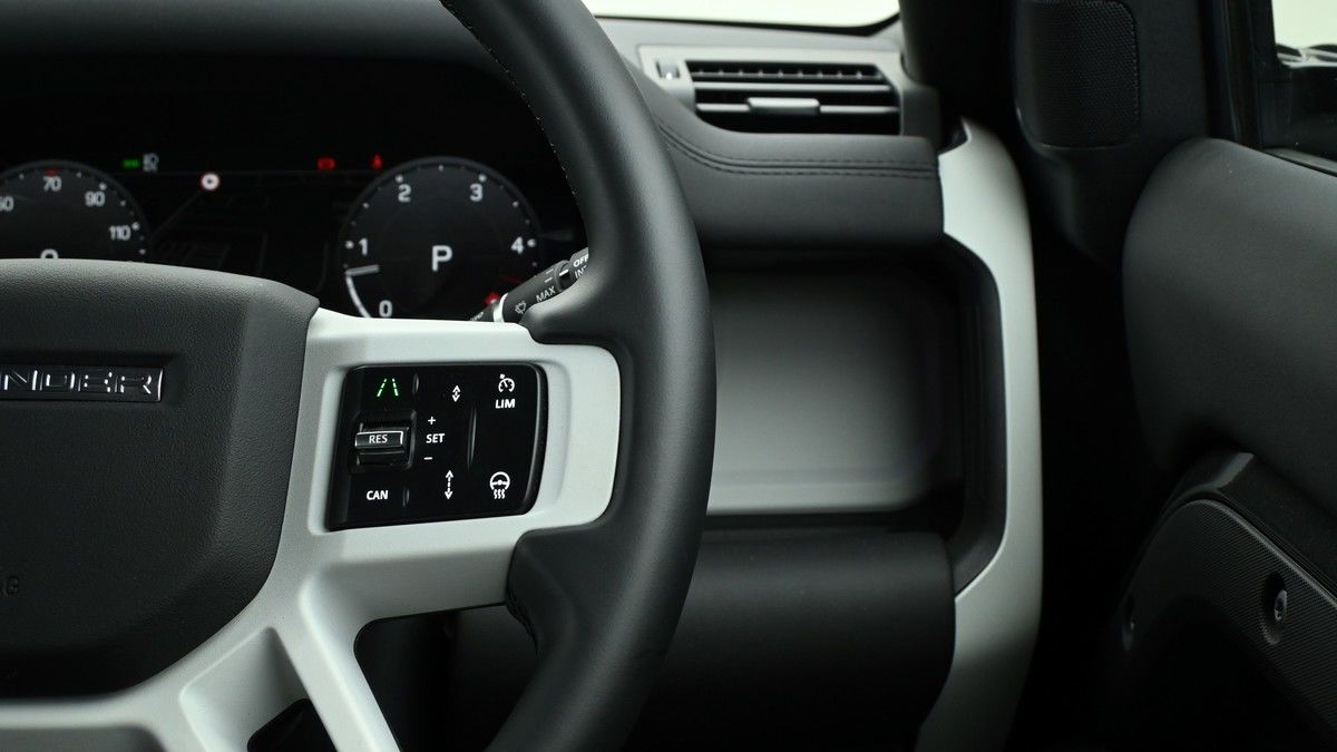 Land Rover Defender 90 Image 18