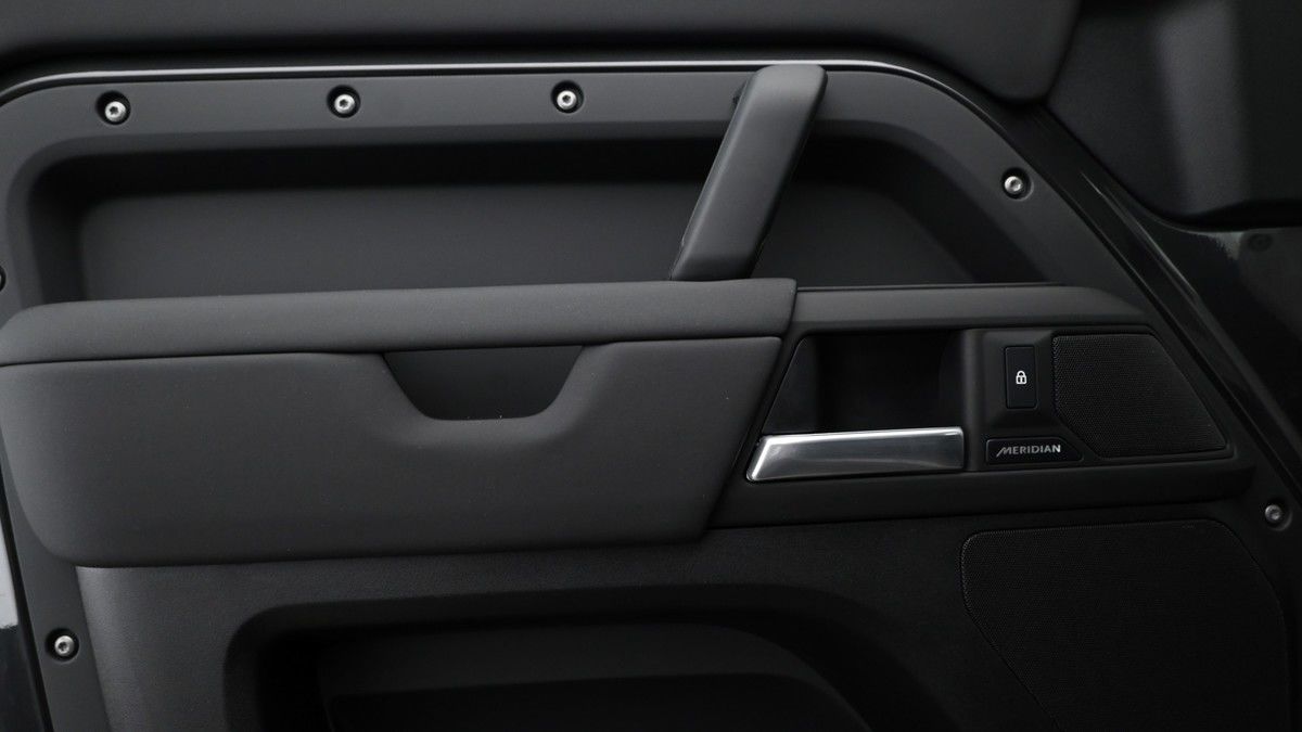 Land Rover Defender 90 Image 15