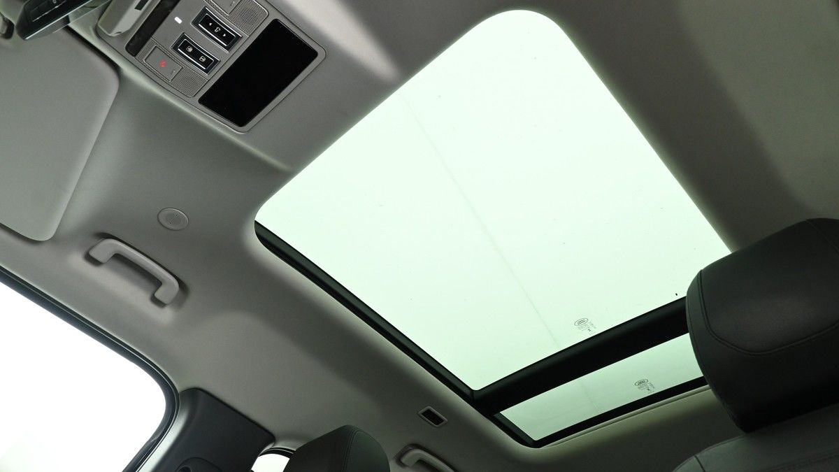 Land Rover Defender 110 Image 2