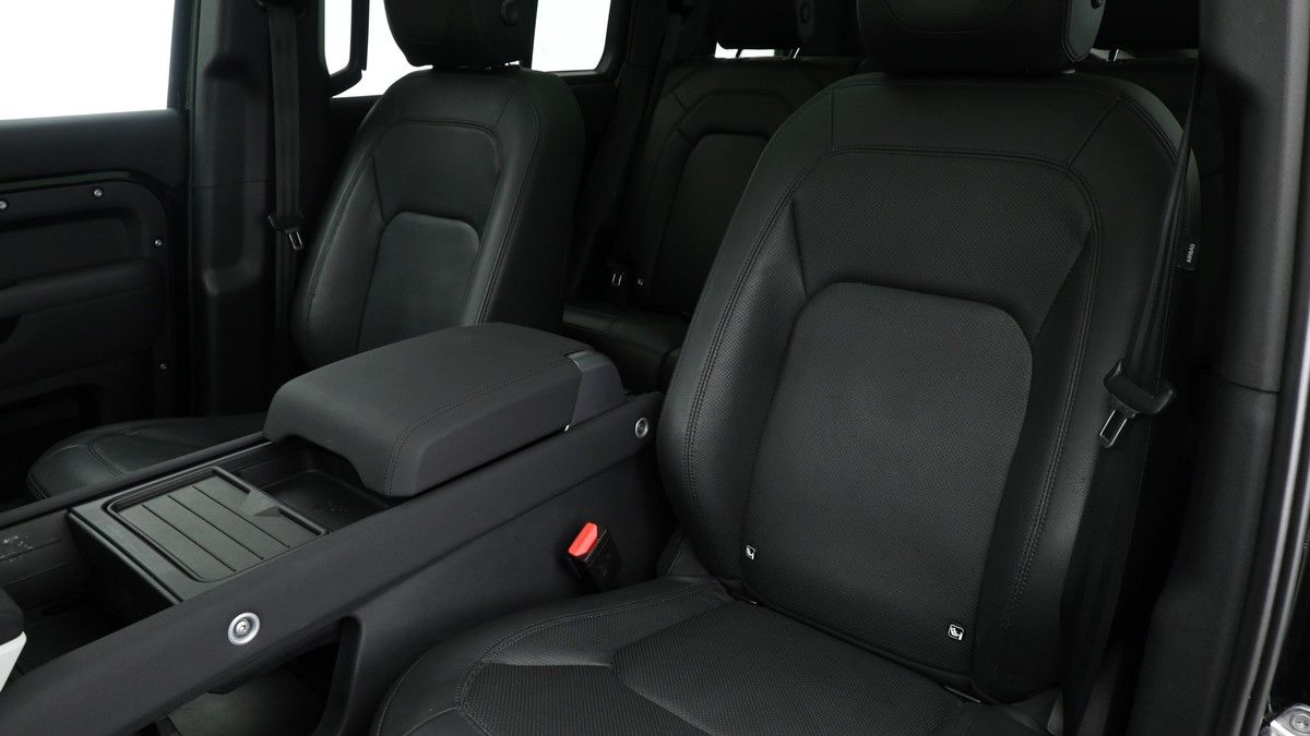 Land Rover Defender 110 Image 4