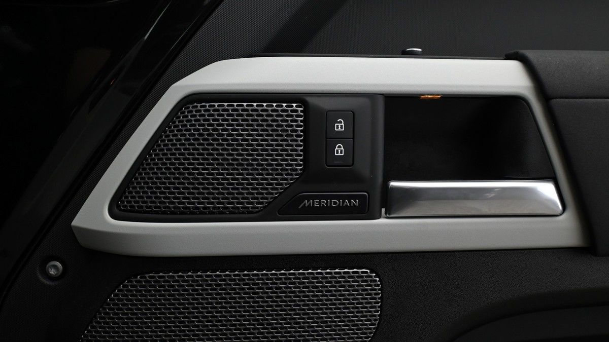 Land Rover Defender 110 Image 7