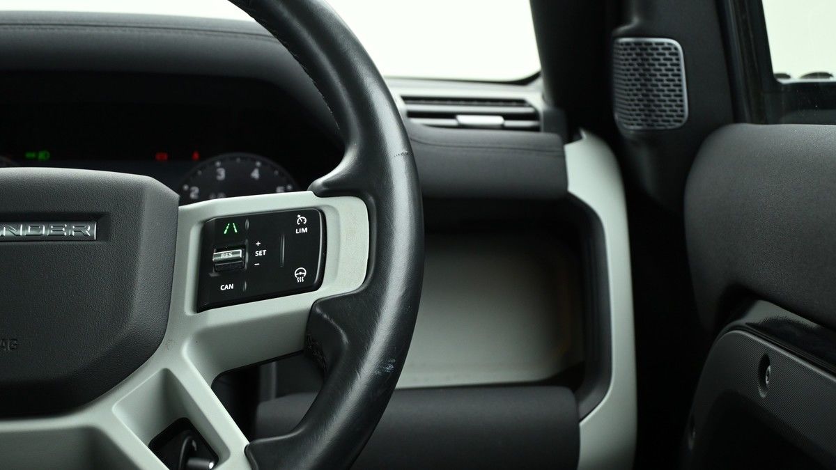 Land Rover Defender 110 Image 9