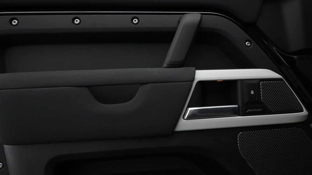 Land Rover Defender 110 Image 10