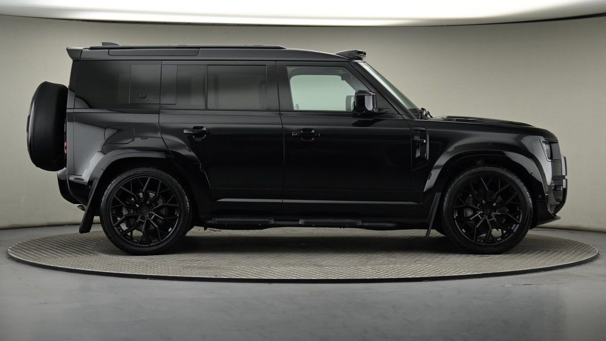 Land Rover Defender 110 Image 19