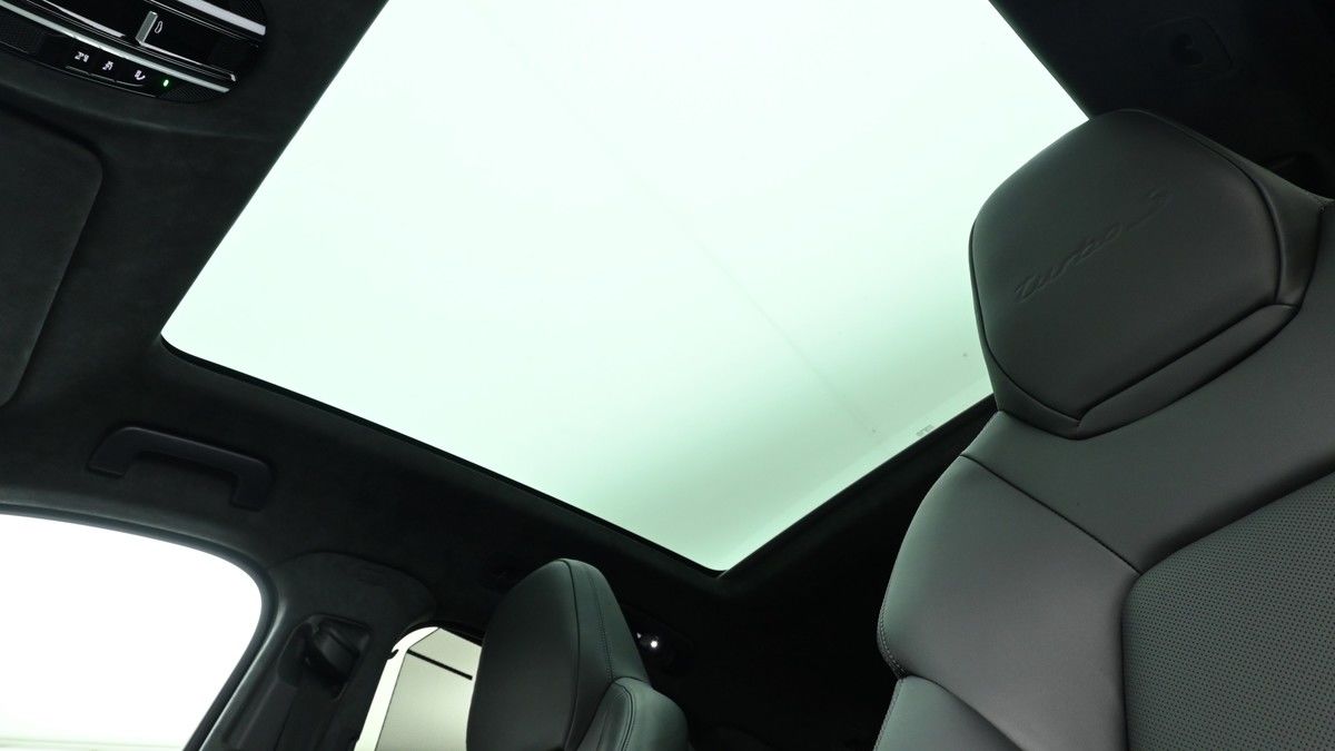 Porsche Cayenne Image 2