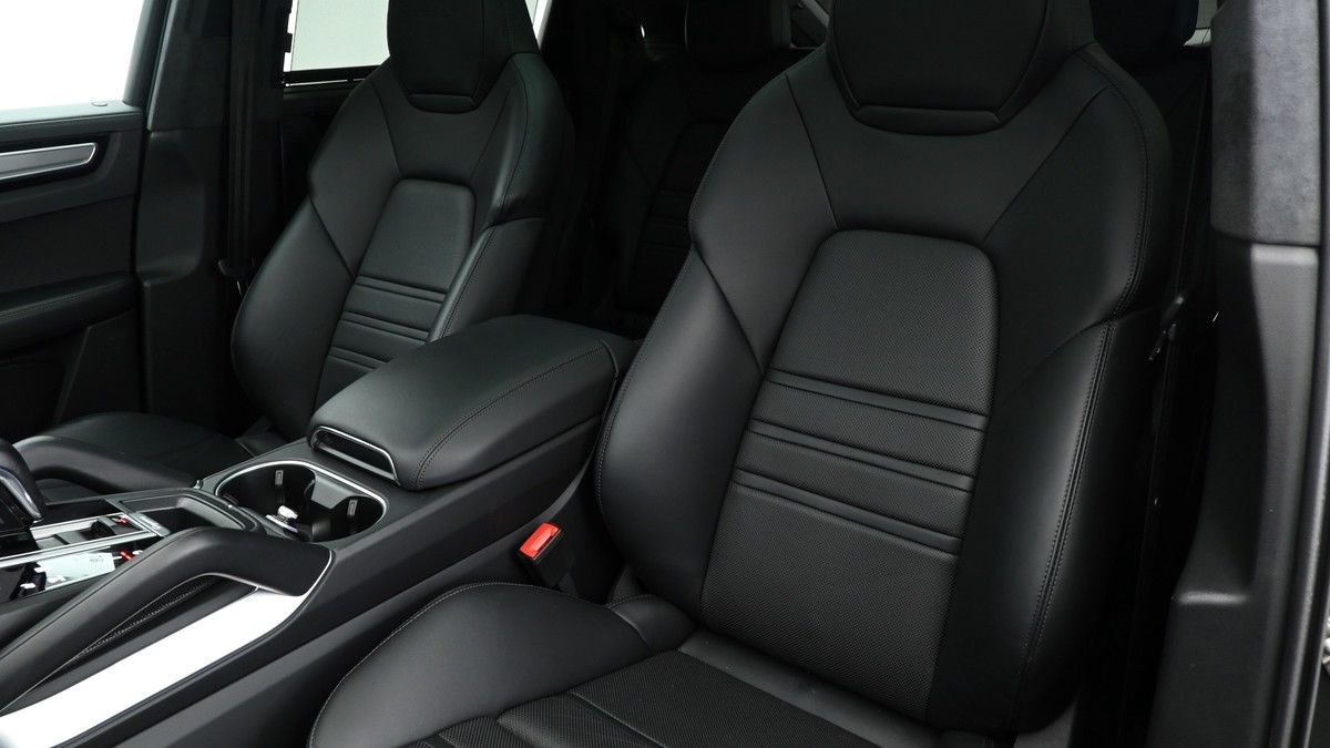 Porsche Cayenne Image 4