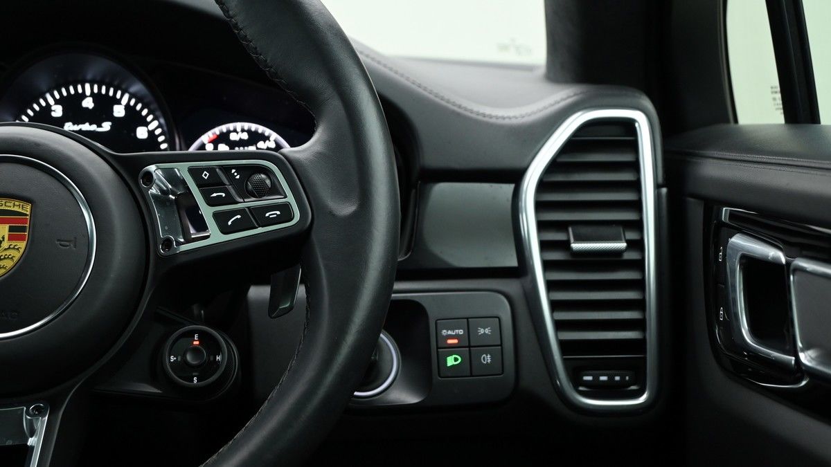 Porsche Cayenne Image 29