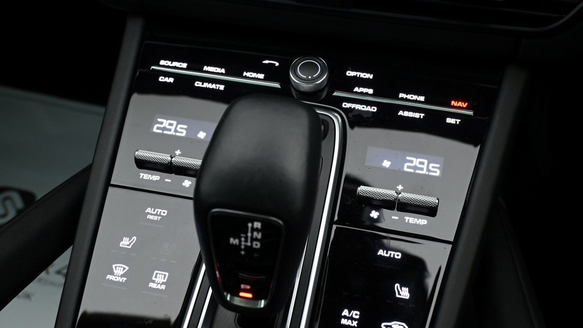 Porsche Cayenne Image 16