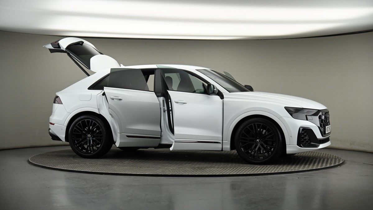 More views of Audi SQ8