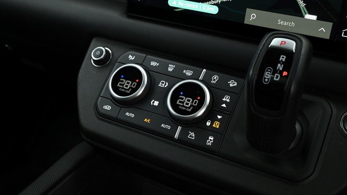 Land Rover Defender 90 Image 15