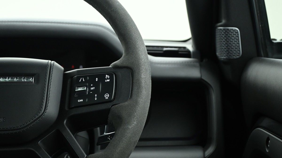 Land Rover Defender 90 Image 22