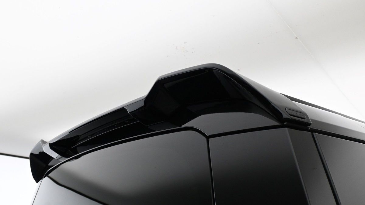 Land Rover Defender 110 Image 19