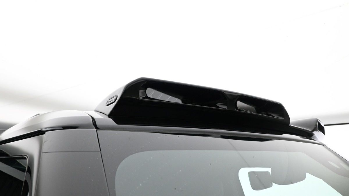 Land Rover Defender 110 Image 20
