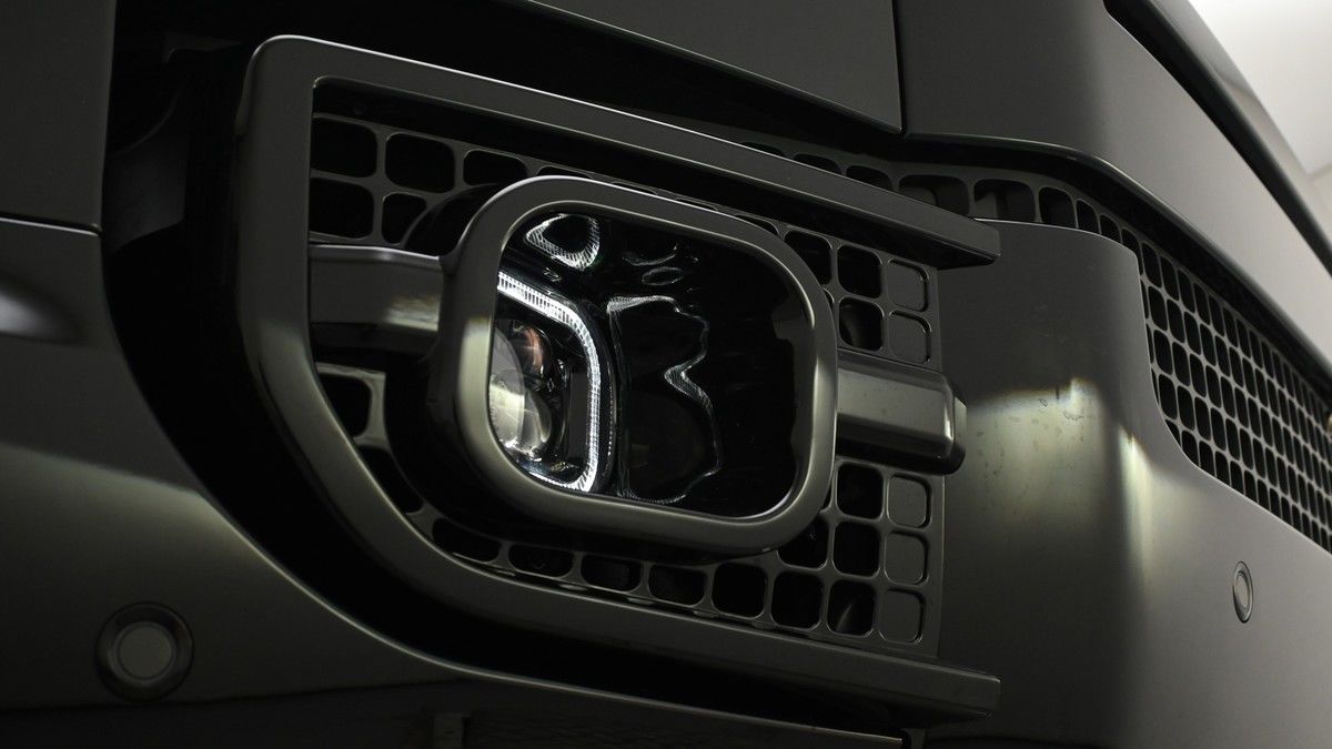 Land Rover Defender 110 Image 14