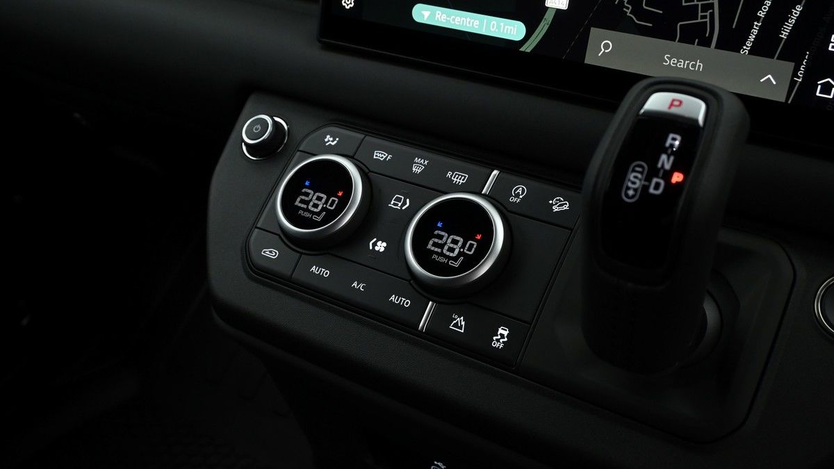 Land Rover Defender 110 Image 13