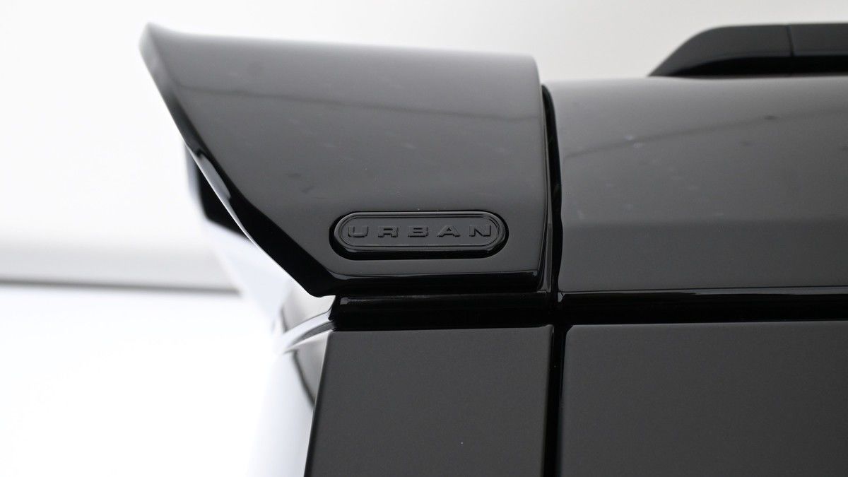 Land Rover Defender 110 Image 21