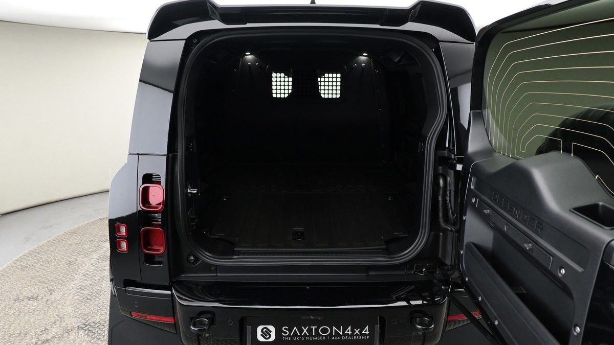 Land Rover Defender 110 Image 10