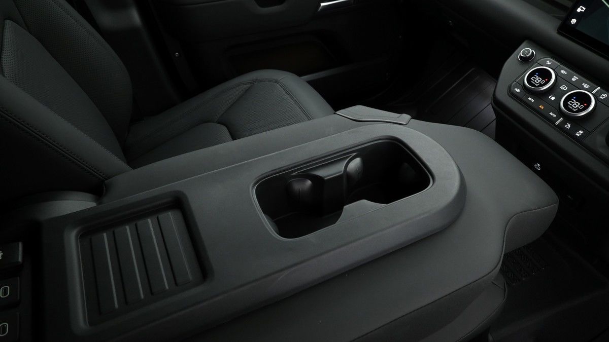 Land Rover Defender 110 Image 15